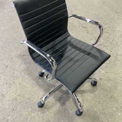 Office Chair, Business Premium Style Ribbed, Black with Chrome Base, Wheels, Recline, Height adjustment, Quality!  Like new. Available more than 10, a