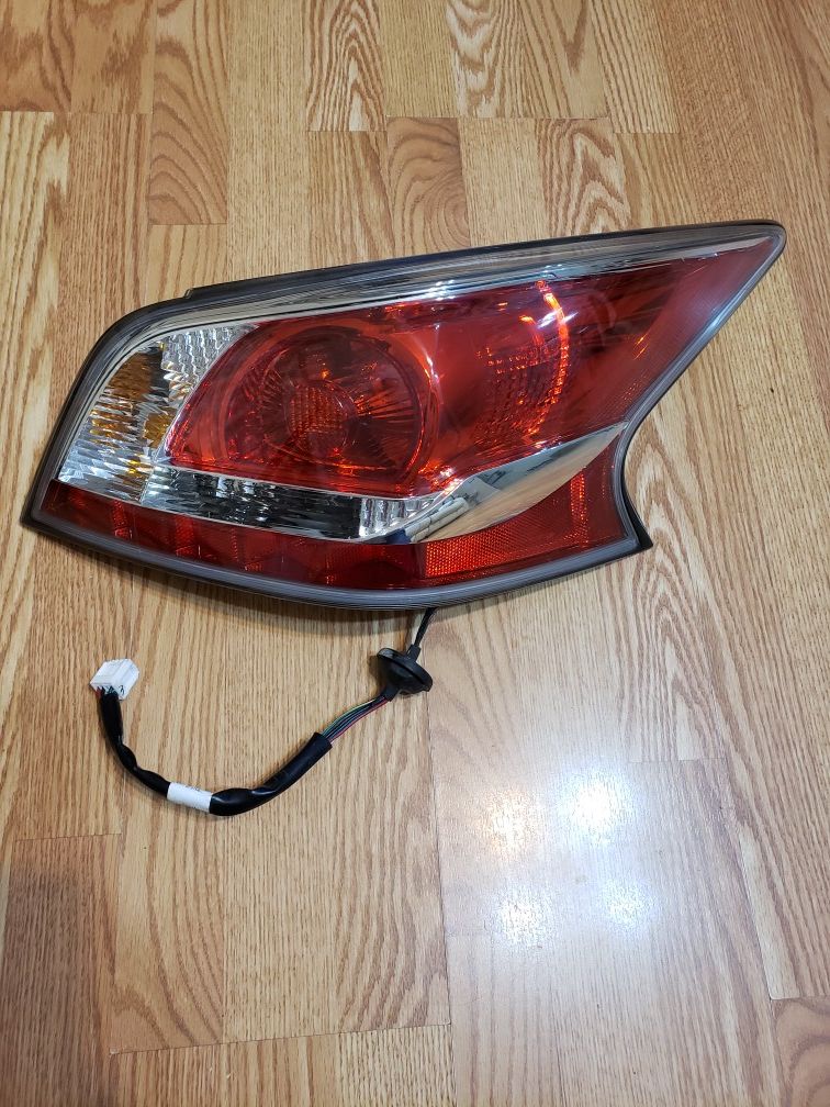 2013-2015 NISSAN ALTIMA TAIL LIGHT PASSENGER RIGHT SIDE HALOGEN LAMP 13-15 OEM