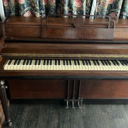  Wurlitzer Piano  (in Good Condition .(Wurlitzer Piano  1930)