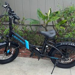 LECTRIC XP 2.0 EBIKE, STEP THROUGH. FOLDABLE. 20 MILES ON IT! BLACK, LIKE NEW CONDITION!