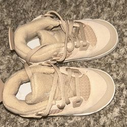 Baby shoes with the box 10c