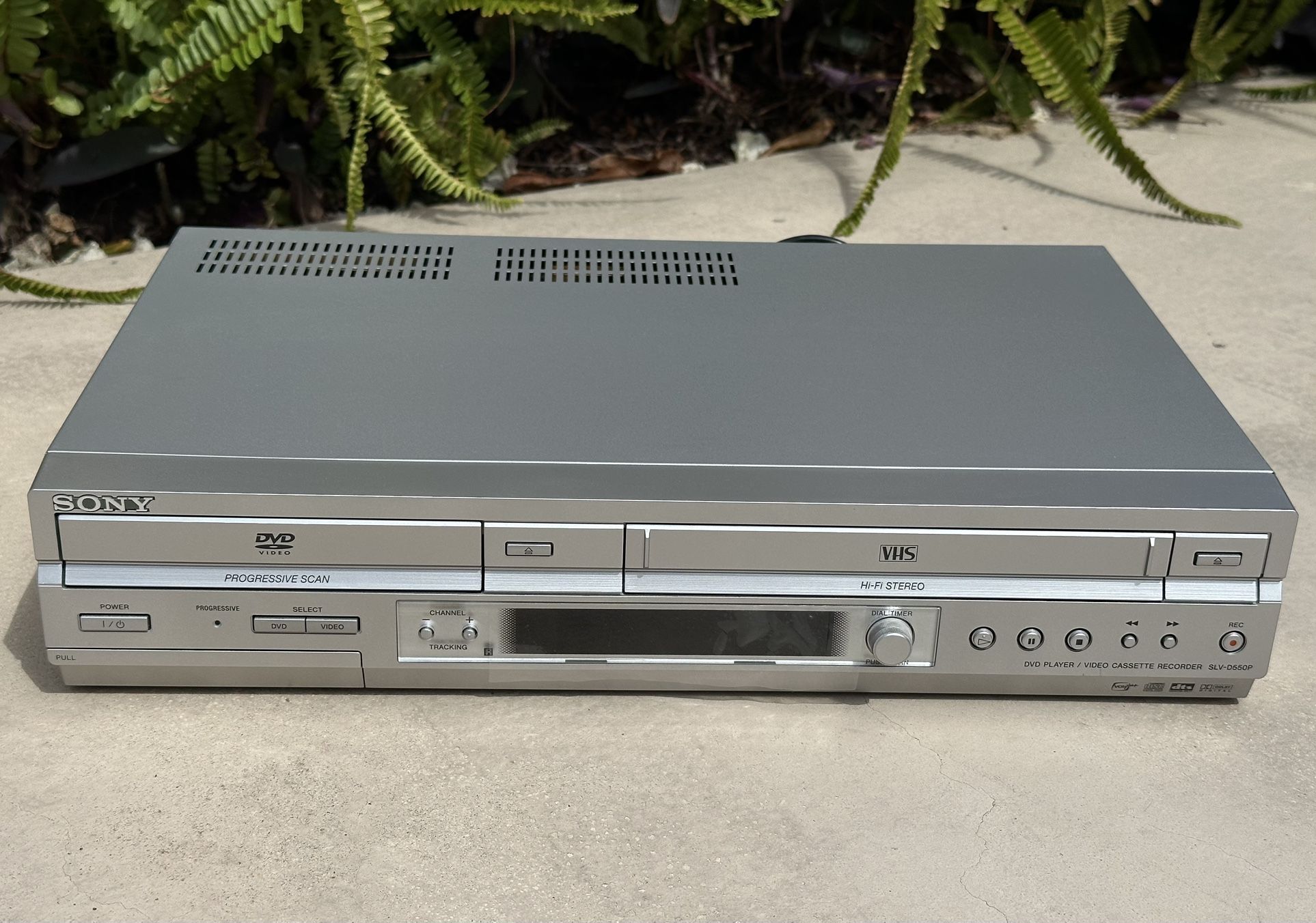 SONY SLV-D550P DVD Player/ VHS Cassette Player Recorder