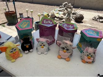 vintage 1998 Furby and Furby Babies electronic toys produced by Tiger Electronics