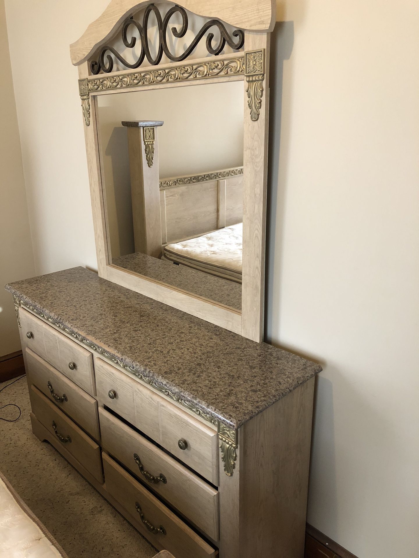 Mirror dresser (read description before asking any questions)