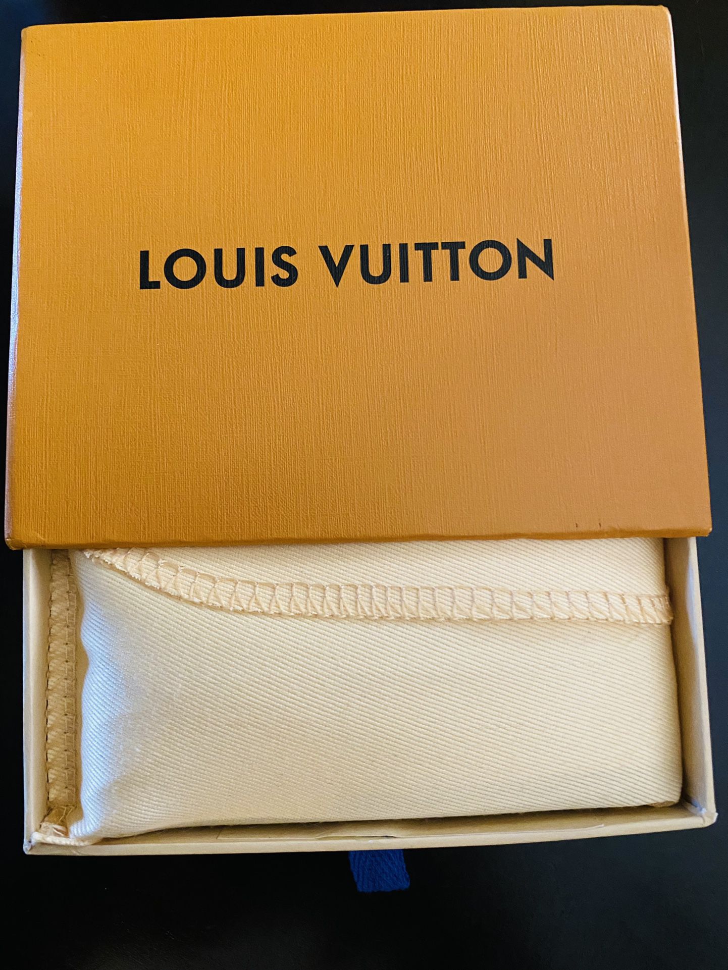 Louis Vuitton Mens Wallet for Sale in Huntington Park, CA - OfferUp