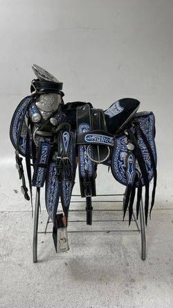 Montura charra bordada con herraje y fuste plateado