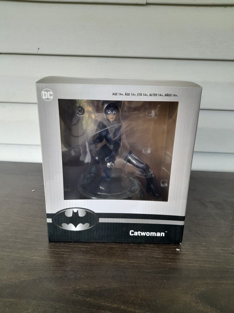 CATWOMAN Jim Lee Statue Figure ThinkGeek Chronicle Collectibles Gamestop