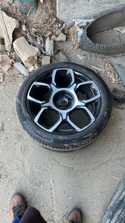 Continental 285/40 R22 Tire on Alloy Wheel