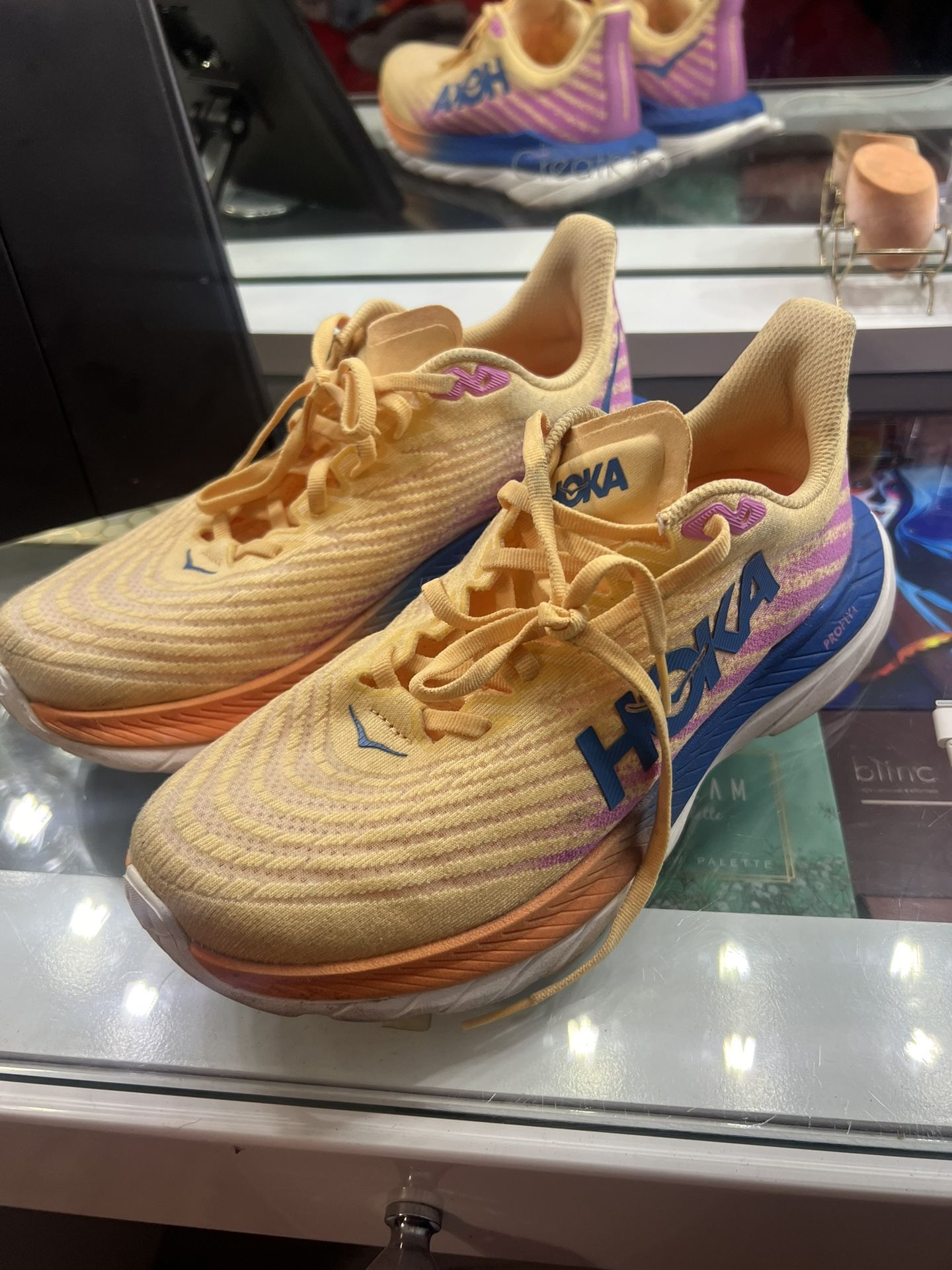 Hoka, Orange/yellow 8w