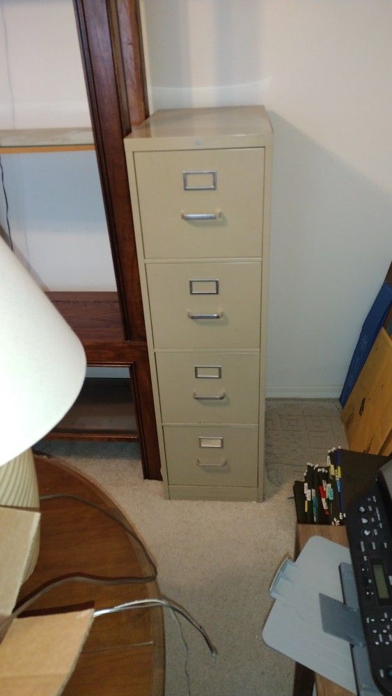 4 Drawer File Cabinet    no lock