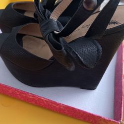 Black wedges 