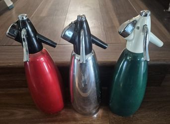 Three 1950/60s soda siphons ,
Made in England 
from panorama city 
Cash or venmo only .
All communication stays in app.