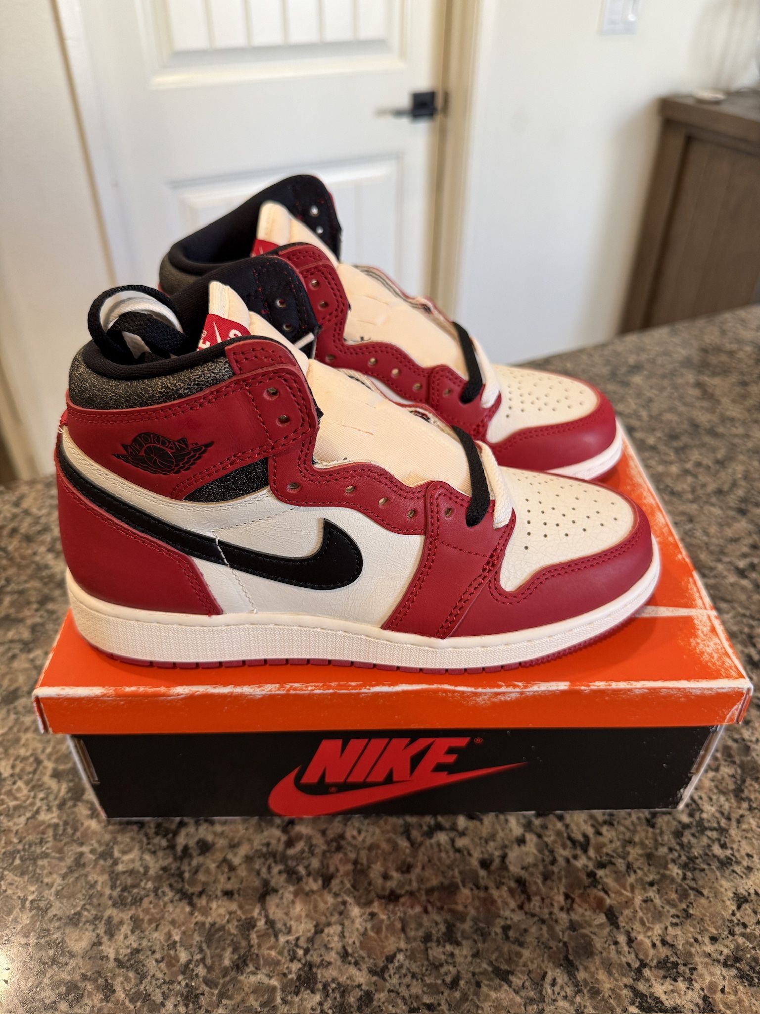 Jordan 1 retro high OG Chicago lost and found 4.5Y