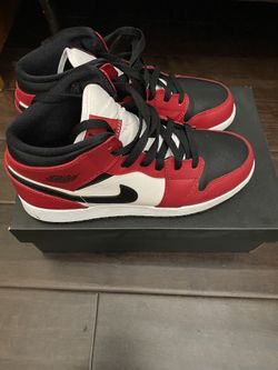 Authentic Air jordan 1mid Size: 7 Y