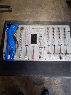 MIXER Y MICROFONOS.