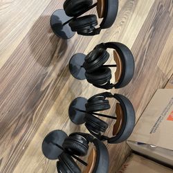 Set Of 4 SURE headphones And Stands