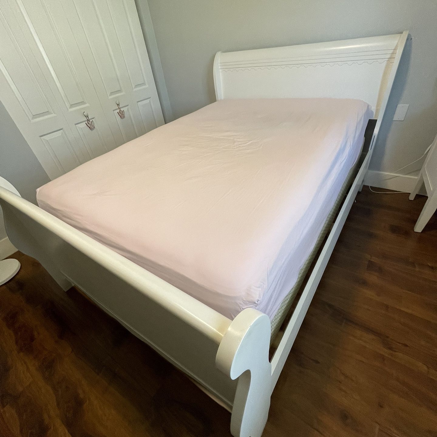 White Formica Bed Frame for Sale in Miami, FL - OfferUp