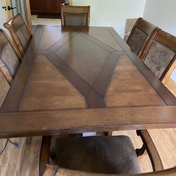 Dining Room Table Comes With 2 Leaves Excellent Condition