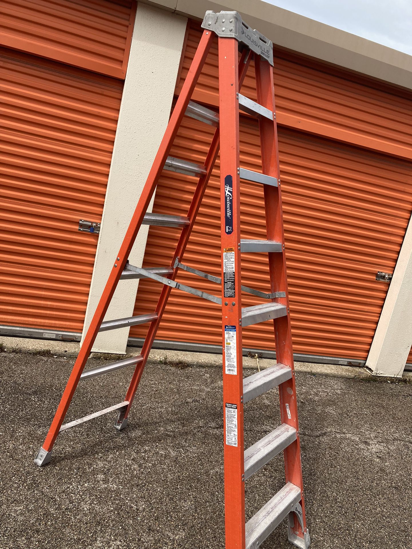 Louisville Fiberglass 8 Ft Step Ladder 