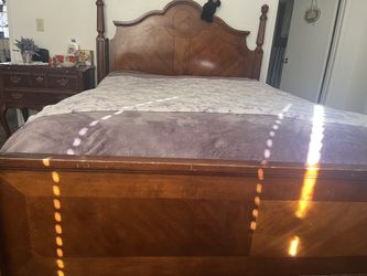 QUEEN SIZE BED AND SOLID WOOD FRAME