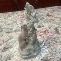 Lladro Figurine Featuring Ermine With The Flowers 
