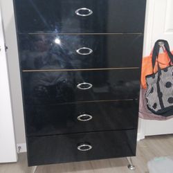 DRESSER SPOTLESS..IM IN GRAIN VALLEY NO STEPS RIGHT OFF THE INTERSTATE OR WE CAN MEET YOU AT QT HERE.