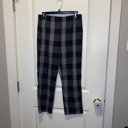 New Forever 21 Size Medium Black & White plaid skinny flat front ankle pants
