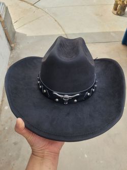 Black Cowboy Hat with Bull Skull Band. Sombrero de vaquero.