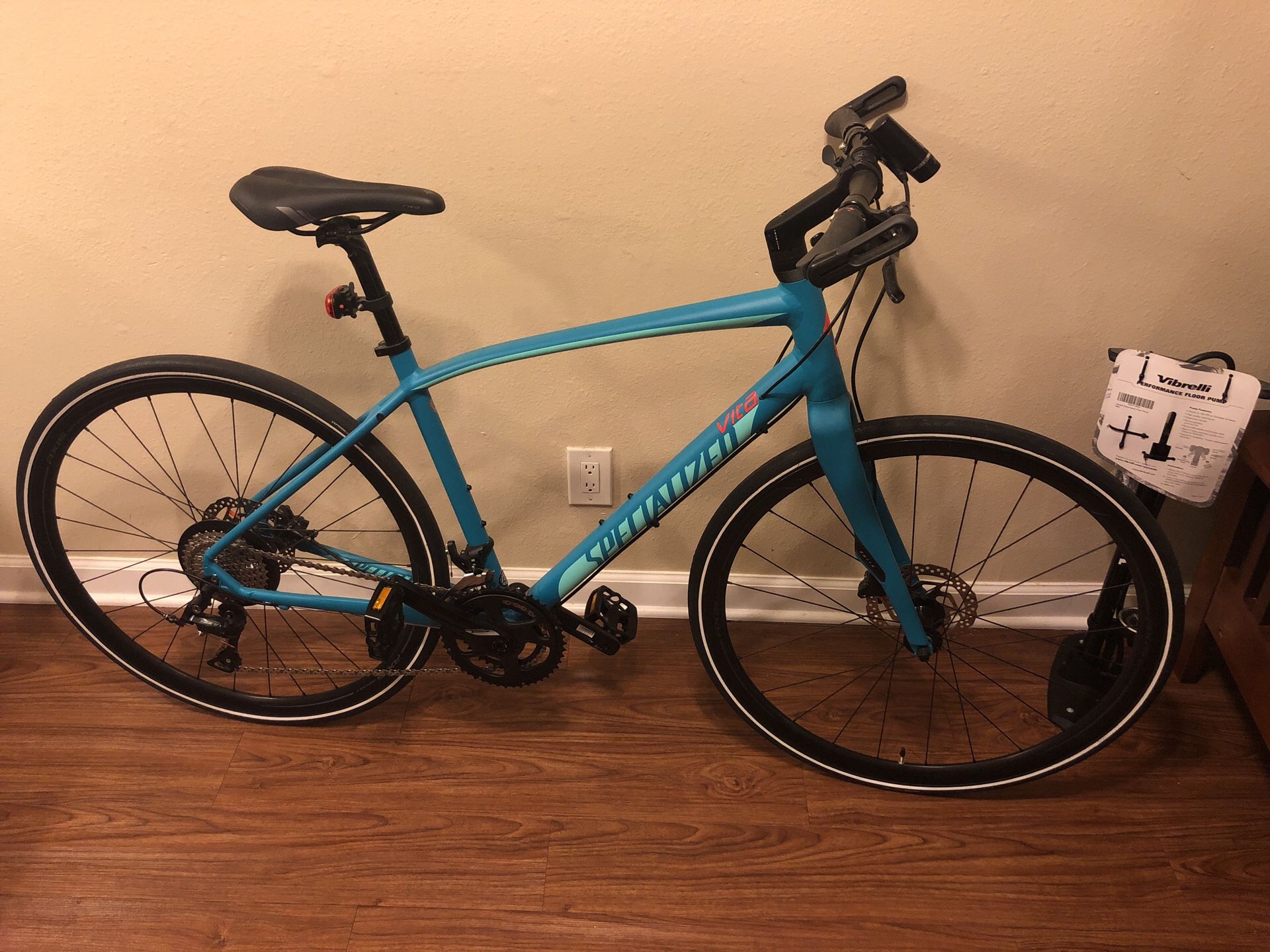 New Specialized large Vita Elite Turquoise Bike with brand new floor pump