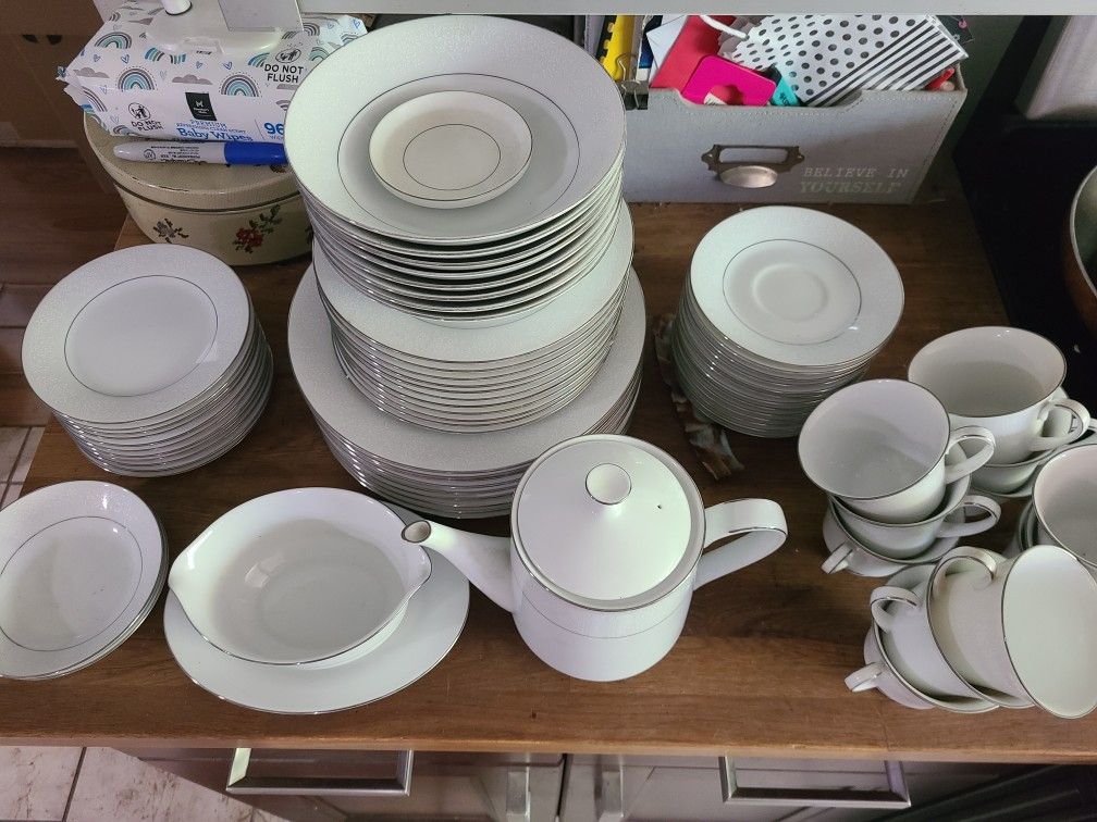 Noritake Tahoe 2585 Fine China Set