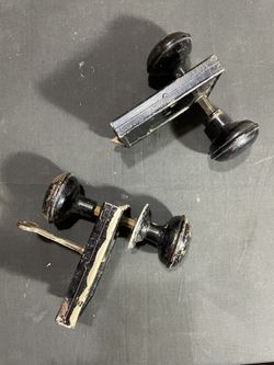 Two Antique Doorknobs With 1 Key 
