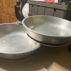 Dos Casuelas De Restaurante 