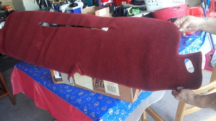 Dashmat for 97- 2000 pu Chevy Tahoe sub maroon & blue 10.00