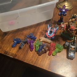 Skylander Lot With 2 Portals