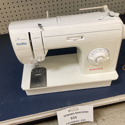 Singer Sewing Machine ‼️ASK FOR DIANA‼️