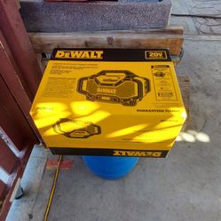 DEWALT
20V MAX Bluetooth Radio with
built-in Charger
