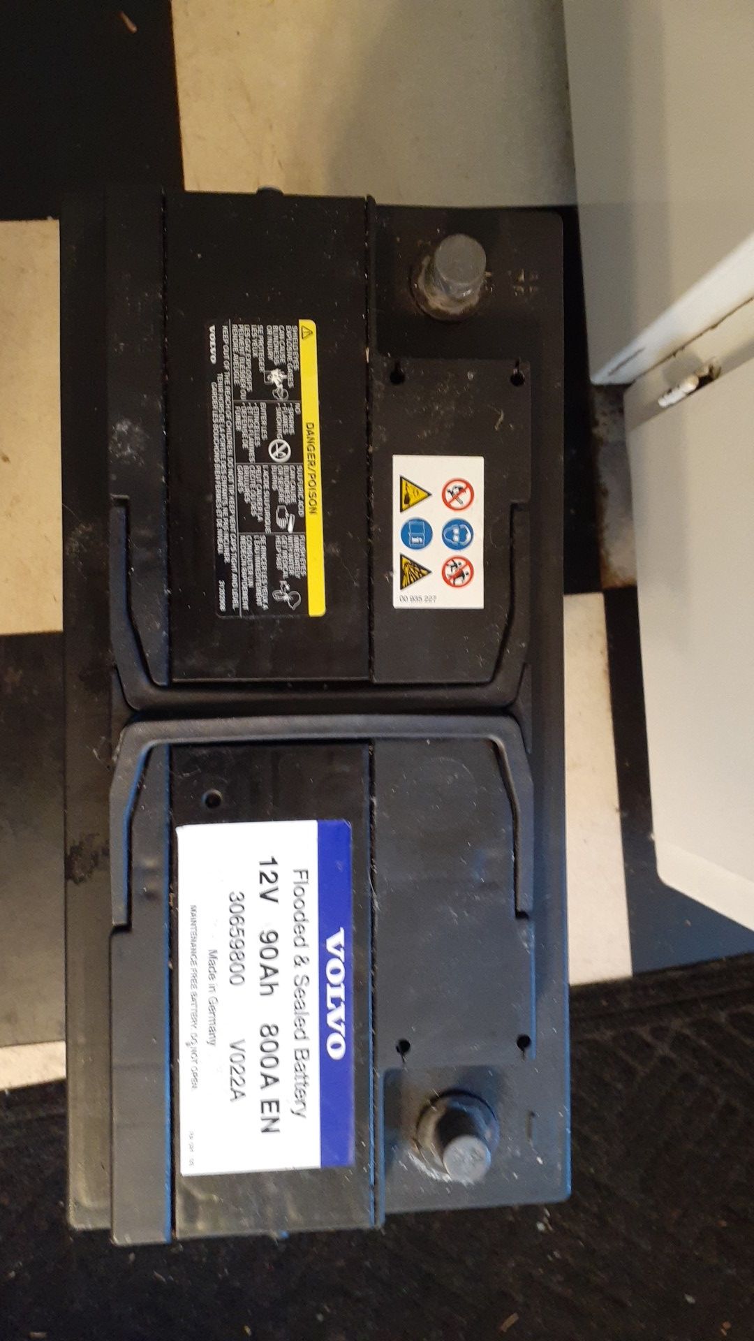 Volvo 12 volt battery for truck tractor.800 cold cranking amps with 13.2 volts.