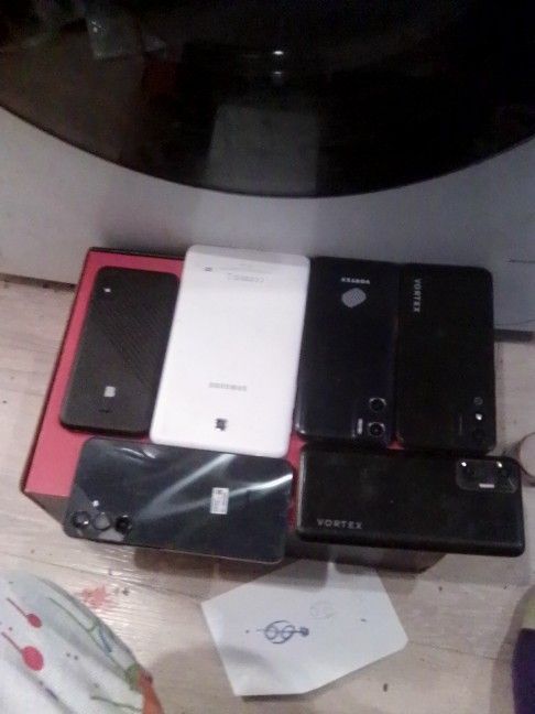Five Phones One Tablet Three Vortex One With A B On The Back Of It In Two Samsung Samsung Tablet And The Samsung 2000 2018