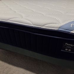 King Dreamcloud Premier Hybrid Mattress - Like New