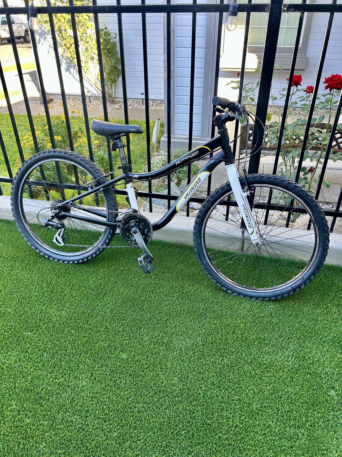 SPECIALIZED HOTROCK YOUTH MOUNTAIN BIKE 24” Wheels 