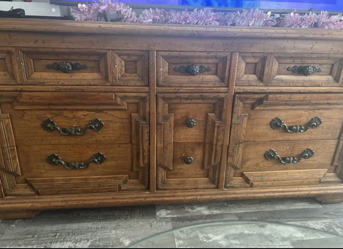 Antique 1969 Thomasville Solid Wood Dresser