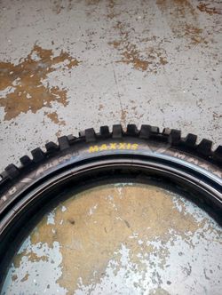 Maxxis Desert   120/100 68M Tire 18 In 