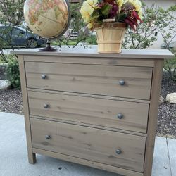 Solid Wood Dresser Chest of Drawers Furniture Excellent Condition 