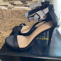 New In Box Size 8 Christian Siriano Strappy Heels 