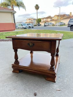 Ethan Allen Heirloom Nutmeg Maple Colonial Early American End Table