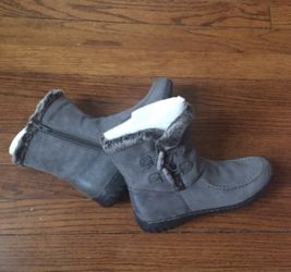 Size 6 grey winter boots. $10 Never worn. NEW