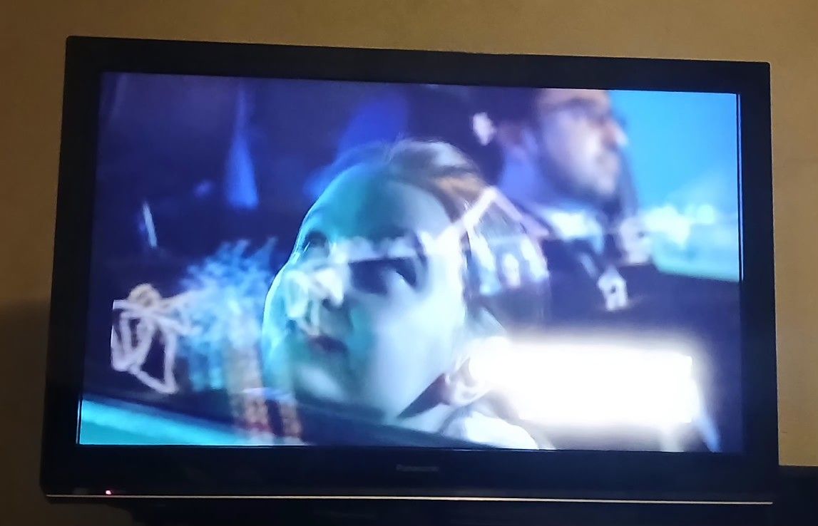 Panasonic 32" Flat Screen TV w Remote and Antenna