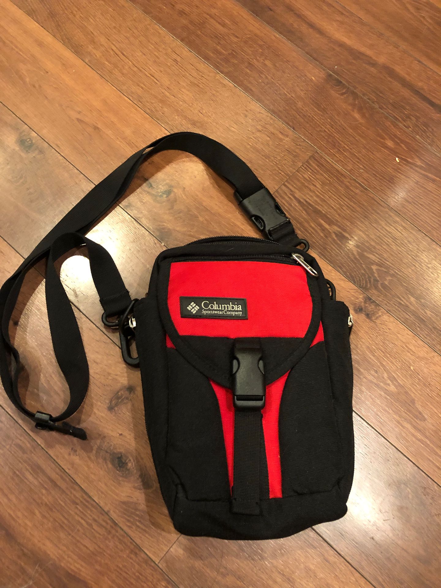 New Columbia Crossbody bag with lots of pockets