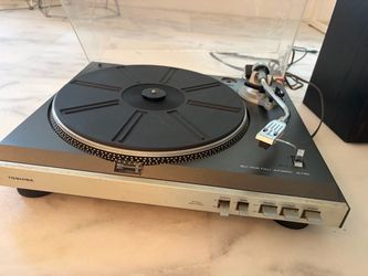 Vintage Turntable with Dust Cover – Retro Audio