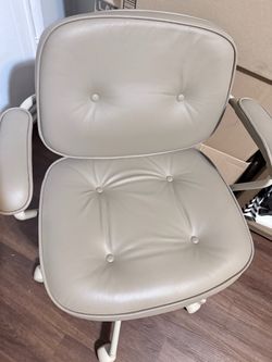 Se vende silla de escritorio casi nueva poco de uso pido $55 por ella me costó más de $200